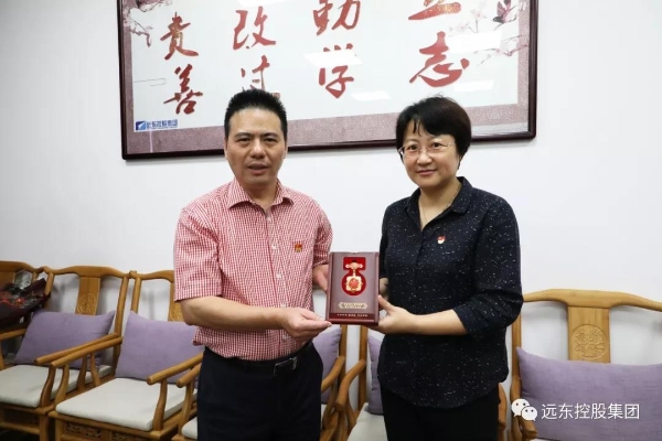 蒋锡培荣获“庆祝中华人民共和国成立70周年”纪念章”